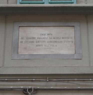 La lapide sulla casa di Salvagnoli in via Del Papa 