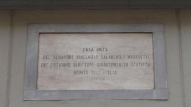 La lapide sulla casa di Salvagnoli in via Del Papa