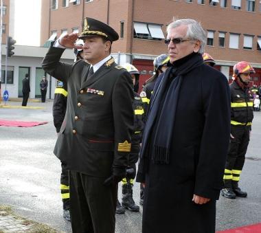 <b>CERIMONIA</b> Il comandante Aquilino e il prefetto Linardi rendono onore ai caduti davanti al monumento nel piazzale della caserma e sopra il cartello stradale che segnala la scuola vicino allimpianto per il gpl 