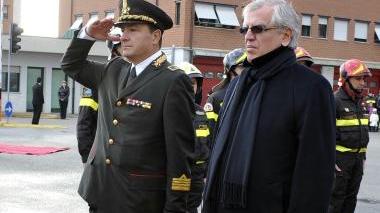 <b>CERIMONIA</b> Il comandante Aquilino e il prefetto Linardi rendono onore ai caduti davanti al monumento nel piazzale della caserma e sopra il cartello stradale che segnala la scuola vicino all’impianto per il gpl
