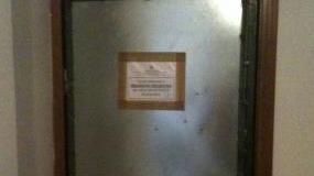 La porta della casa di Shangai posta sotto sequestro
