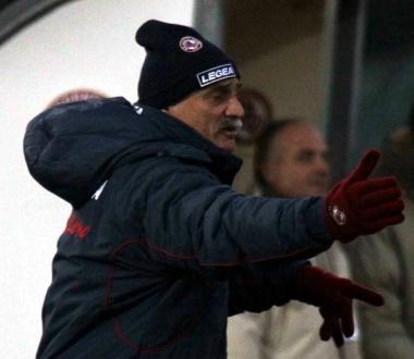 <b>ISTRUZIONI.</b> Bepi Pillon durante il match   