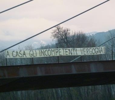 Lo striscione appeso a S. Anna      
