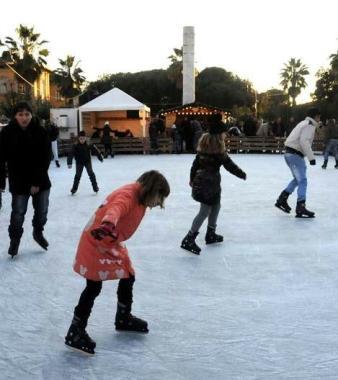 La pista di pattinaggio di piazza Menconi a Marina 