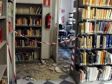 La biblioteca comunale, dichiarata inagibile 