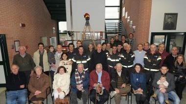 La festa di Santa Barbara nella caserma dei vigili del fuoco e, accanto, bambini assieme a Babbo Natale al Tettuccio