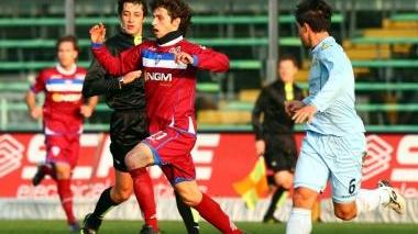 Diego Fabbrini impegnato in un doppio dribbling: è costretto a superare sia Previtali che l’arbitro Ruini