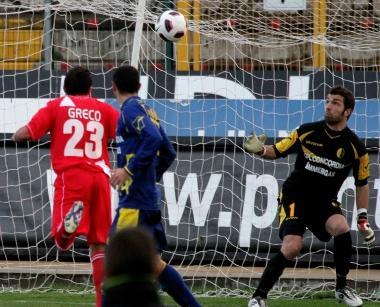 <b>PRIMO GOL</b> Giuseppe Greco insacca di testa alle spalle di Alfonso il primo gol personale e di squadra nel pomeriggio di ieri    