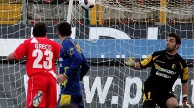 <b>PRIMO GOL</b> Giuseppe Greco insacca di testa alle spalle di Alfonso il primo gol personale e di squadra nel pomeriggio di ieri
