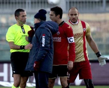 <b>PROTESTE.</b> Pillon, capitan Perticone e De Lucia infuriati con larbitro gi&agrave; alla fine del primo tempo     