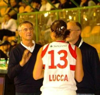 Benedetta Bagnara ascolta le indicazioni di Diamanti; a destra la guardia durante una partita (Vip) 