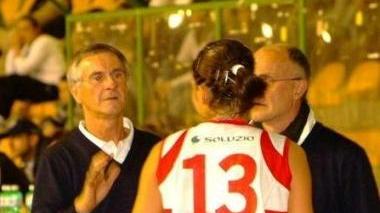 Benedetta Bagnara ascolta le indicazioni di Diamanti; a destra la guardia durante una partita (Vip)