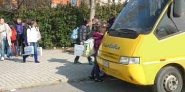 Il sindaco Carla Strufaldi e alunni mentre si apprestano a salire sullo scuolabus  