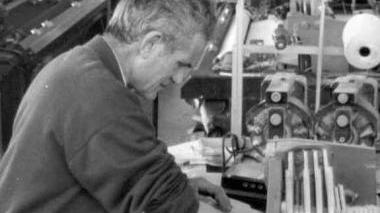 Un artigiano tessile al lavoro