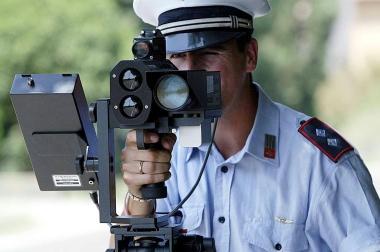 <b>CONTROLLI.</b> Un vigile con il telelaser    