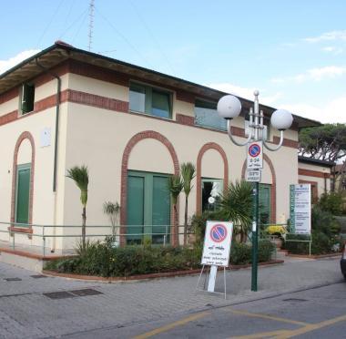 <b>VOLONTARIATO.</b> LA Croce Verde di Forte e, in alto, una fila di ambulanze 