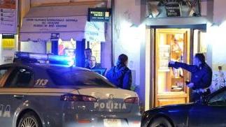 L’intervento della polizia A destra il ferito all’ospedale