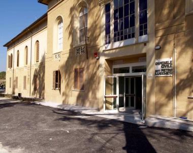 L’ex ospedale Lucchesi e il cartello di stop ai servizi pediatrici festivi