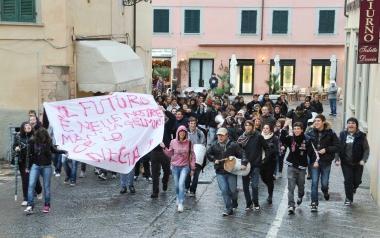 Lassessore ai lavori pubblici della Provincia Catalina Schezzini, accanto il corteo degli studenti mercoled&igrave; scorso a Portoferraio 