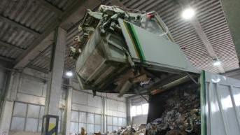 Due immagini dell’impianto per la trasformazione dei rifiuti organici in compost a Gello di Pontedera