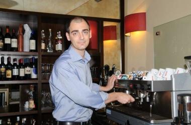 Samuele Cosentino nel bar del suo locale