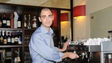 Samuele Cosentino nel bar del suo locale