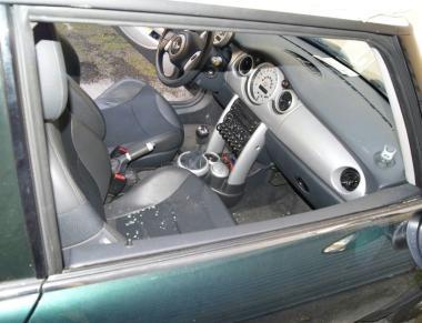 Il finestrino di unauto distrutto da un ladro    