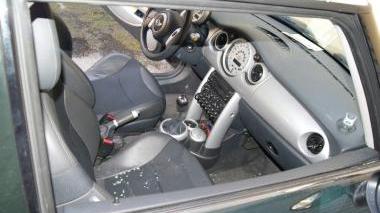 Il finestrino di un’auto distrutto da un ladro