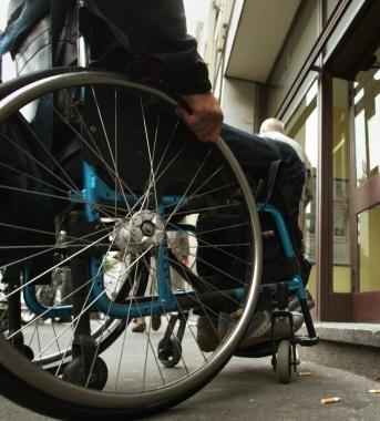 Un disabile in carrozzella 