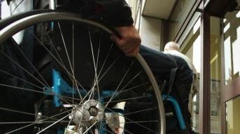 Un disabile in carrozzella