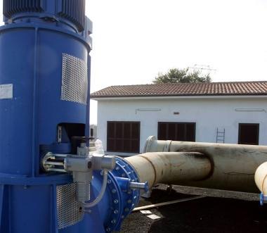 Sopra una bolletta dellacqua e pi&ugrave; a sinistra una centrale idrica 
