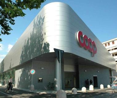 La Coop di viale Adua. A sin. lassessore Lucchesi 