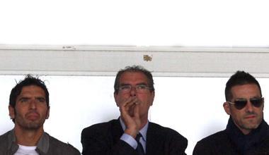 Alessandro, Maurizio e Cristiano Lucarelli in una immagine scattata allo stadio di Carrara