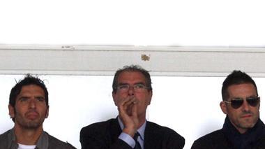 Alessandro, Maurizio e Cristiano Lucarelli in una immagine scattata allo stadio di Carrara