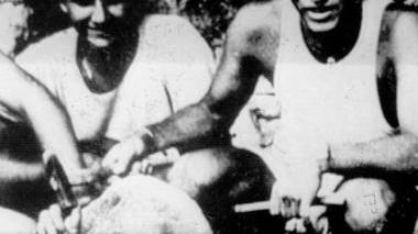 Sopra: Ferrucci oggi. Sotto: nel 1984 in posa con Luridiana davanti alla falsa testa di Modì
