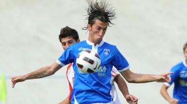 Mirko Valdifiori in azione durante la partita giocata in casa del Varese