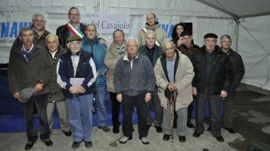 Sopra i cavaioli premiati dal Comune di Santa Luce A fianco invece la consegna delle pergamene a Castellina