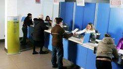 Gente in coda a un ufficio postale   