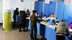 Gente in coda a un ufficio postale