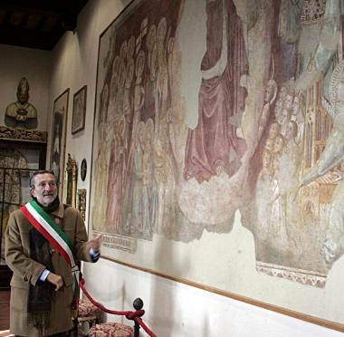 Il sindaco Giuseppe Bellandi davanti all’affresco restaurato