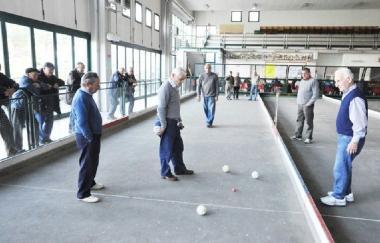 Anziani impegnati in un bocciodromo 