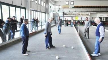 Anziani impegnati in un bocciodromo
