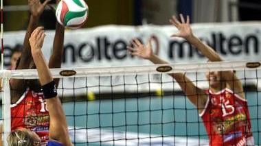 <b>IN ATTACCO</b> La schiacciatrice Dos Santos e la centrale Elli a muro