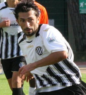 <b>MISCHIA IN AREA.</b> Carnesalini tenta un intervento acrobatico A sinistra: Cristian Longobardi A destra: Tommaso Marolda   