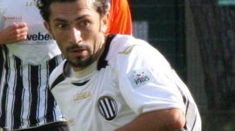 <b>MISCHIA IN AREA.</b> Carnesalini tenta un intervento acrobatico A sinistra: Cristian Longobardi A destra: Tommaso Marolda