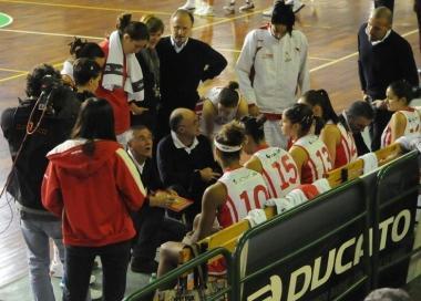 In alto lesultanza di Andrade, sopra un time-out ripreso dalle telecamere di Rai Sport (Vip) 