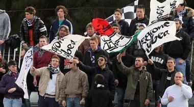 I tifosi della Massese in festa per lennesima vittoria dei bianconeri 