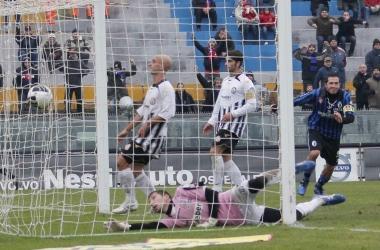 <b>DERBY. </b>In alto un momento di nervosismo, qui accanto Merlano a terra dopo il gol e, sopra, luscita di Amoroso: infortunio al 44 pt 