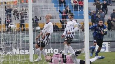 <b>DERBY. </b>In alto un momento di nervosismo, qui accanto Merlano a terra dopo il gol e, sopra, l’uscita di Amoroso: infortunio al 44’ pt