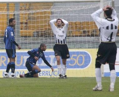 <b>MANI NEI CAPELLI.</b> Cosentino (di spalle) e Longobardi si disperano per un gol fallito 